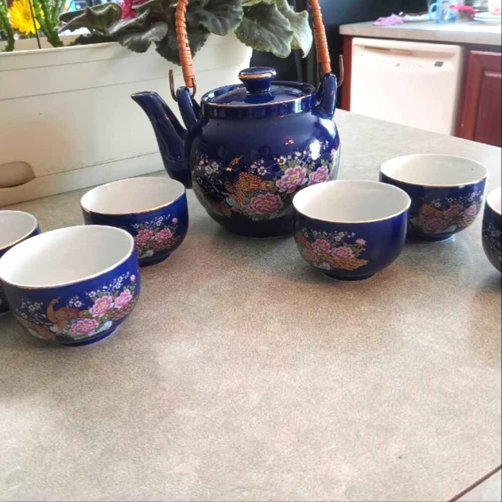 Kutani hand- painted Peacock teapot
